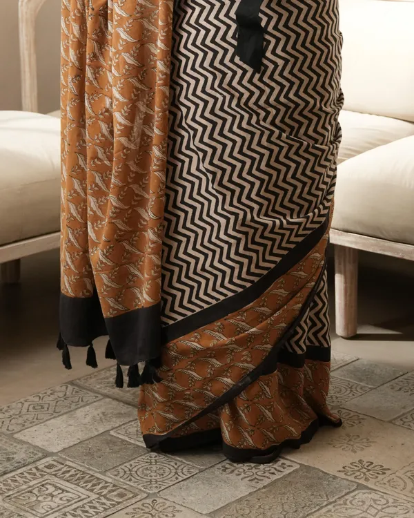 Black_Cotton_Zigzag_Print_Mul_Saree_For_Women